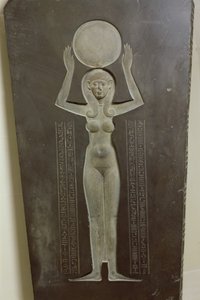 The Goddess Nut Raising the Sun, fra baksiden av lokket til Djedhor-sarkofagen, ca. 378-341 f.Kr. (basalt)